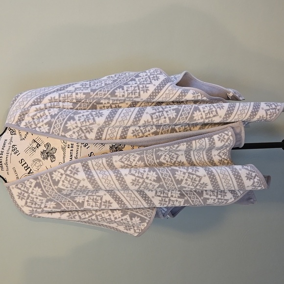 Cozy Gray Patterned Vest - Picture 1 of 6